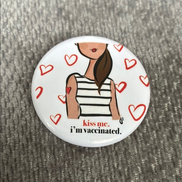 Accessories - Kiss Me I'm Vaccinated Button
